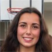 Profesora de repaso y apoyo imparte clases a todas las edades